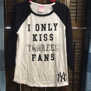 PINK  NY Yankees I Only KISS Yankees Fans T-Shirt